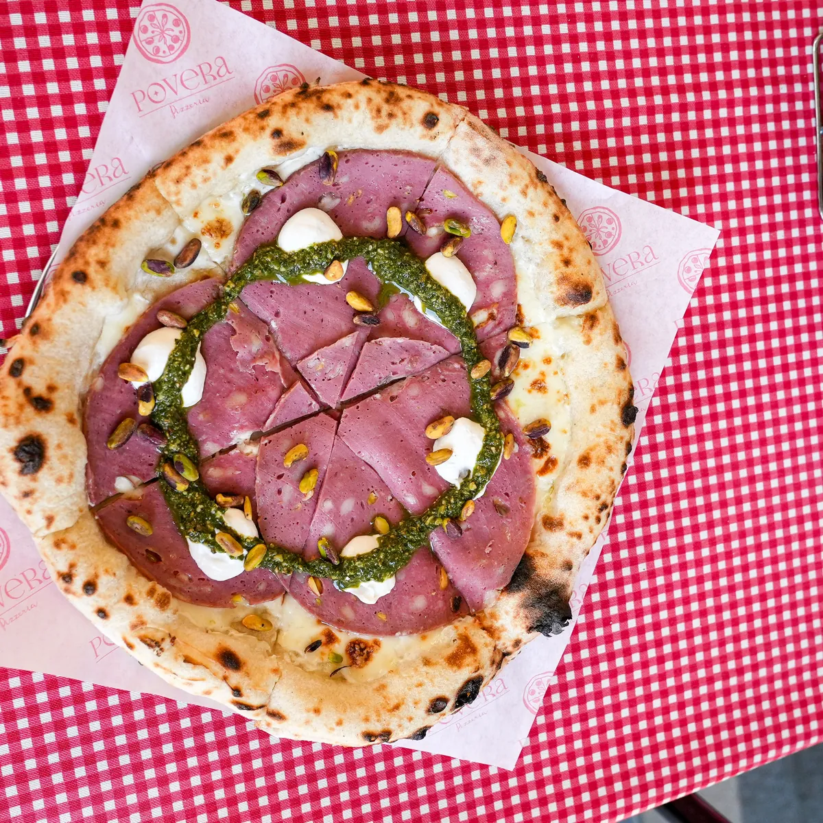 Rick & Morty pizza, kareli masa örtüsü üzerinde