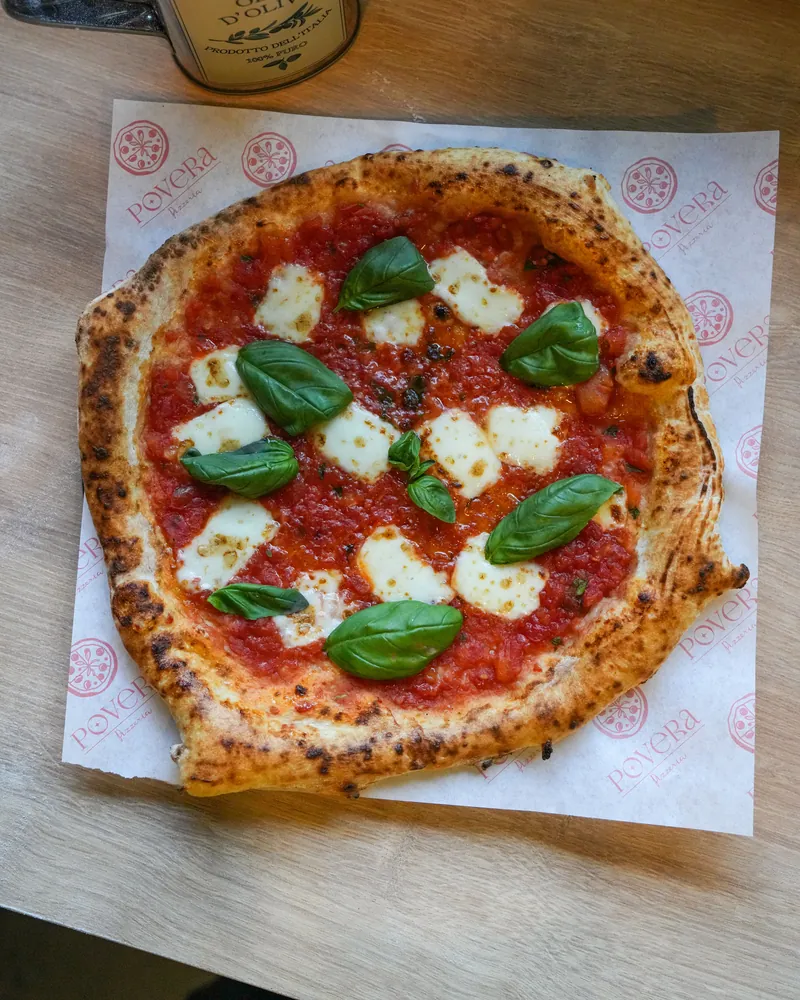 Povera’nın Margherita pizzası, logolu kağıt üzerinde