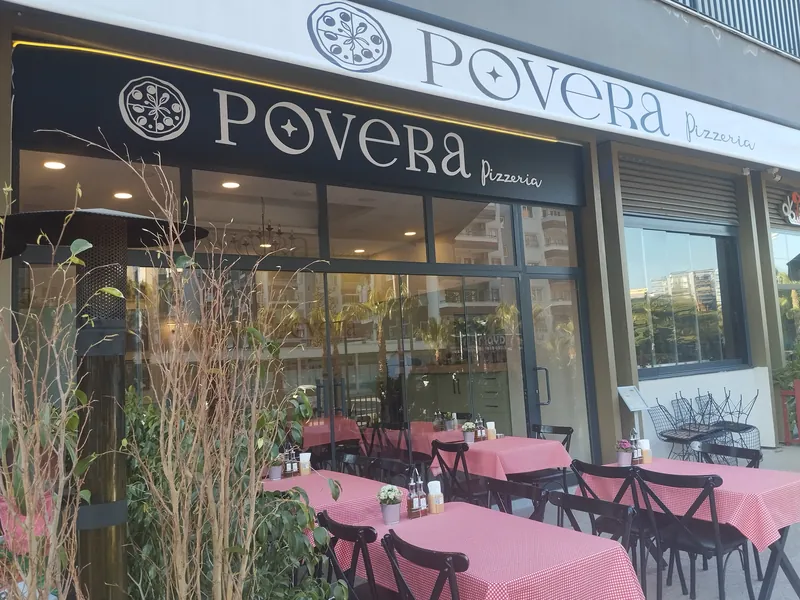 Povera Pizzeria’nın dış cephesi ve açık hava masaları